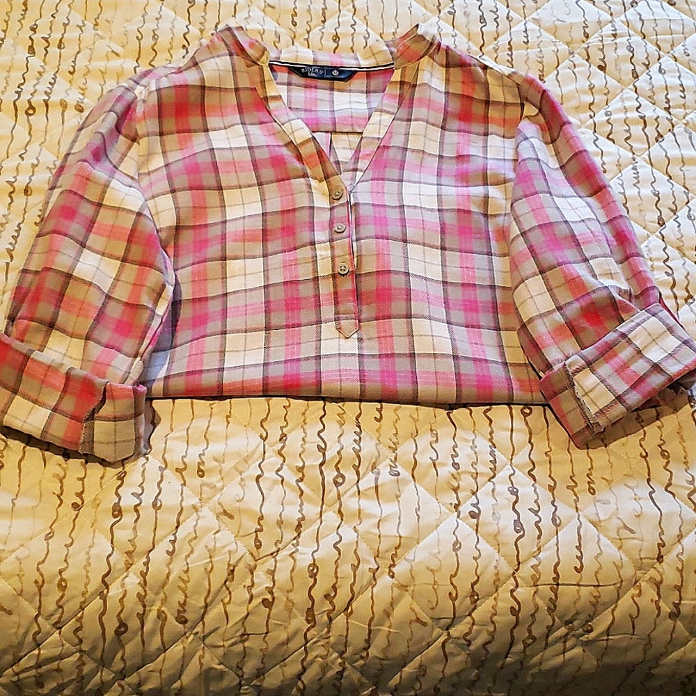 Long/sleeve shirt.